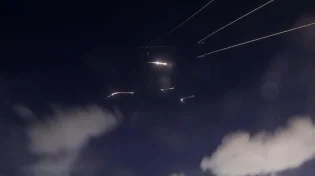 המזרח התיכון בוער: איראן פתחה במתקפת נגד והכריזה על סגירת מצר הורמוז