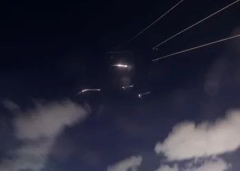 המזרח התיכון בוער: איראן פתחה במתקפת נגד והכריזה על סגירת מצר הורמוז