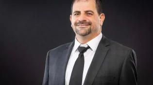 בכיר בעולם המשפט פרסם פוסט חריג: הסיבה הצליחה לרגש את הרשת