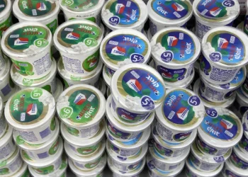 אחרי הקוטג': המחסור מתרחב, וגם הגבינה הלבנה מתחילה להיעלם מהמדפים אחרי הקוטג': המחסור מתרחב, וגם הגבינה הלבנה מתחילה להיעלם מהמדפים