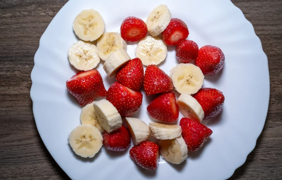 בננה או תות? המומחים הכריעו איזה פרי עדיף לאיזון הסוכר בדם בננה או תות? המומחים הכריעו איזה פרי עדיף לאיזון הסוכר בדם