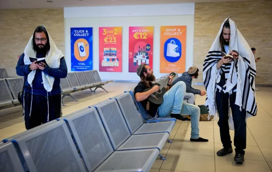 חשש לשיבושים בנתב"ג: עשרות אלפי כרטיסי טיסה עלולים להתבטל, גם הטיסות לאומן בסכנה חשש לשיבושים בנתב"ג: עשרות אלפי כרטיסי טיסה עלולים להתבטל, גם הטיסות לאומן בסכנה