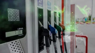 משעשע: משבר הדלק ברוסיה גורם לנהגים לפנות למכשפות כדי להסיר "קללות" מהמכונית