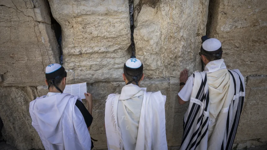 מה משתנה מראש חודש אב? המדריך ההלכתי שיעשה לכם סדר מה משתנה מראש חודש אב? המדריך ההלכתי שיעשה לכם סדר
