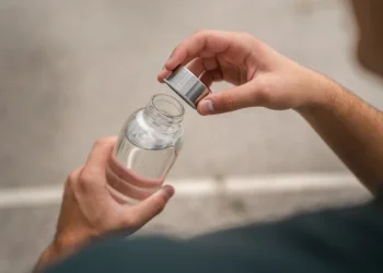 הנחייה גורפת? כבר לא. כך תדעו כמה מים באמת כדאי לכם לשתות הנחייה גורפת? כבר לא. כך תדעו כמה מים באמת כדאי לכם לשתות