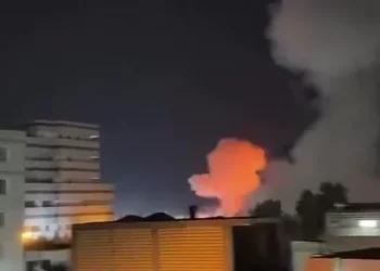 הלילה השמיני ברציפות: ארה"ב ממשיכה להכות באיראן, טהראן פתחה במתקפה על כווית הלילה השמיני ברציפות: ארה"ב ממשיכה להכות באיראן, טהראן פתחה במתקפה על כווית