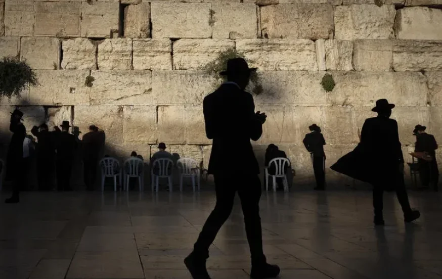 כך נערכים בכותל לתשעה באב: אלפי ערכות יחולקו לצמים ורבבות צפויים להגיע כך נערכים בכותל לתשעה באב: אלפי ערכות יחולקו לצמים ורבבות צפויים להגיע