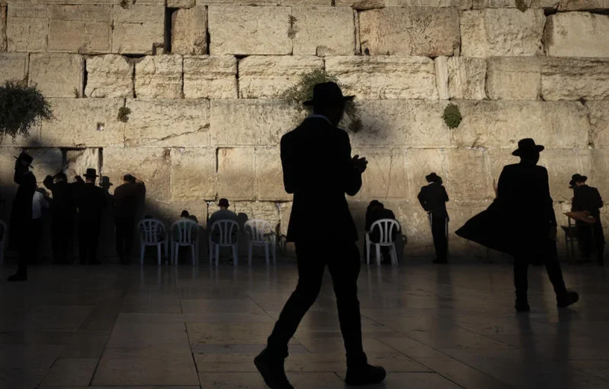 כך נערכים בכותל לתשעה באב: אלפי ערכות יחולקו לצמים ורבבות צפויים להגיע כך נערכים בכותל לתשעה באב: אלפי ערכות יחולקו לצמים ורבבות צפויים להגיע