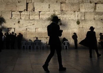 כך נערכים בכותל לתשעה באב: אלפי ערכות יחולקו לצמים ורבבות צפויים להגיע כך נערכים בכותל לתשעה באב: אלפי ערכות יחולקו לצמים ורבבות צפויים להגיע