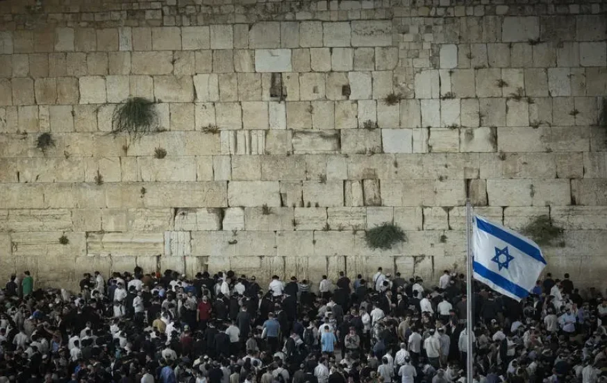 על הרצפה, מול שריד בית המקדש: אלפים הגיעו להתאבל בכותל על החורבן