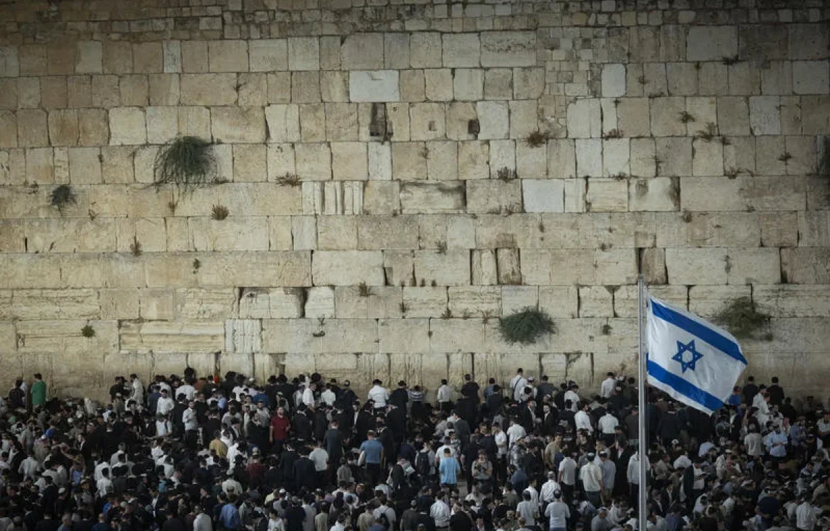 על הרצפה, מול שריד בית המקדש: אלפים הגיעו להתאבל בכותל על החורבן על הרצפה, מול שריד בית המקדש: אלפים הגיעו להתאבל בכותל על החורבן