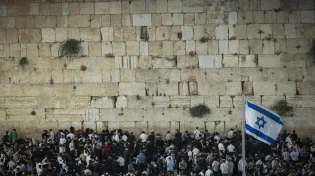 על הרצפה, מול שריד בית המקדש: אלפים הגיעו להתאבל בכותל על החורבן