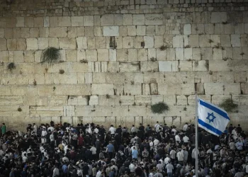 על הרצפה, מול שריד בית המקדש: אלפים הגיעו להתאבל בכותל על החורבן על הרצפה, מול שריד בית המקדש: אלפים הגיעו להתאבל בכותל על החורבן