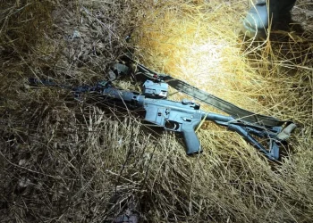 אירוע טרור בהר חברון, חייל הותקף באבנים ונשקו נחטף