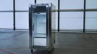 לא רק לאוכל: המקרר היפני שמסעיר את העולם ומכניס לתוכו בני אדם