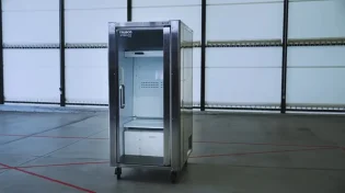 לא רק לאוכל: המקרר היפני שמסעיר את העולם ומכניס לתוכו בני אדם