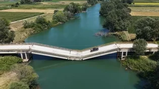 מי היה מאמין? למרות שהגשר קרס, נהגים ממשיכים לחצות אותו