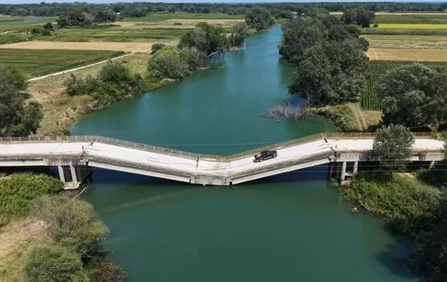 מי היה מאמין? למרות שהגשר קרס, נהגים ממשיכים לחצות אותו 