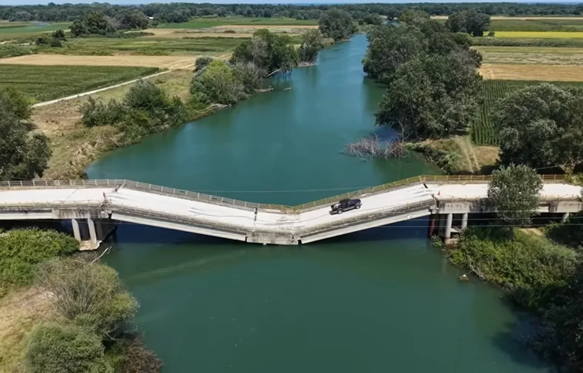 מי היה מאמין? למרות שהגשר קרס, נהגים ממשיכים לחצות אותו מי היה מאמין? למרות שהגשר קרס, נהגים ממשיכים לחצות אותו