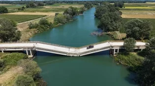 מי היה מאמין? למרות שהגשר קרס, נהגים ממשיכים לחצות אותו 