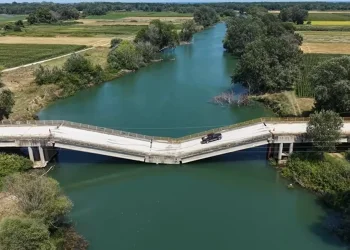 מי היה מאמין? למרות שהגשר קרס, נהגים ממשיכים לחצות אותו מי היה מאמין? למרות שהגשר קרס, נהגים ממשיכים לחצות אותו