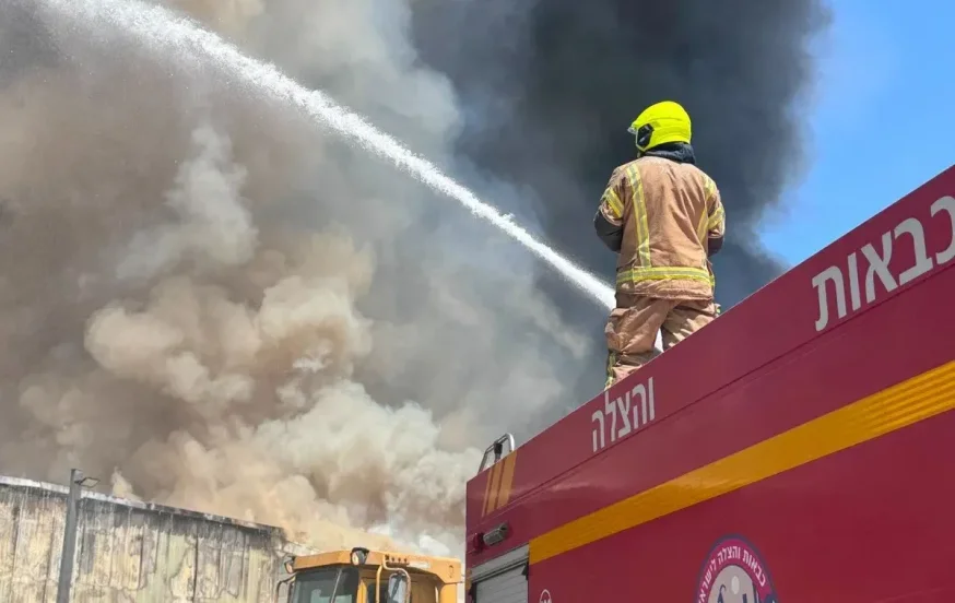 השריפה הענקית בשדרות: אלפי טונות של תפוחי אדמה ומחסן של שטראוס עלו באש השריפה הענקית בשדרות: אלפי טונות של תפוחי אדמה ומחסן של שטראוס עלו באש