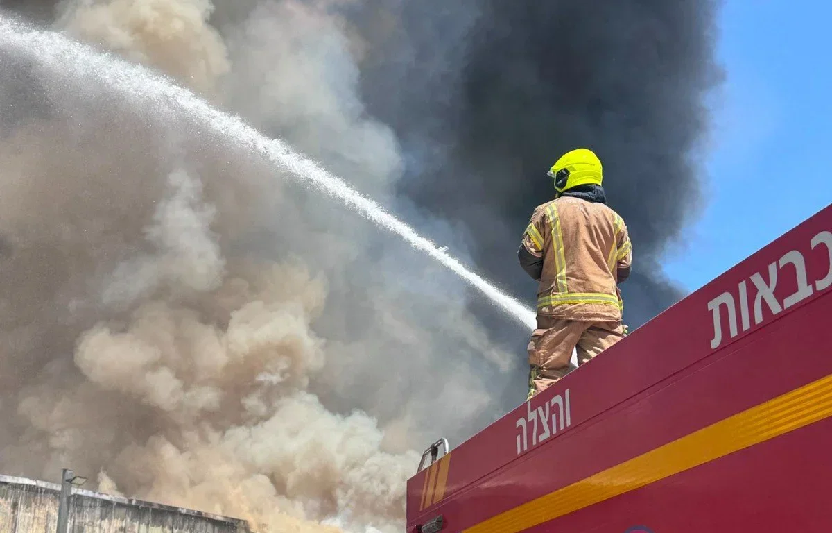 השריפה הענקית בשדרות: אלפי טונות של תפוחי אדמה ומחסן של שטראוס עלו באש