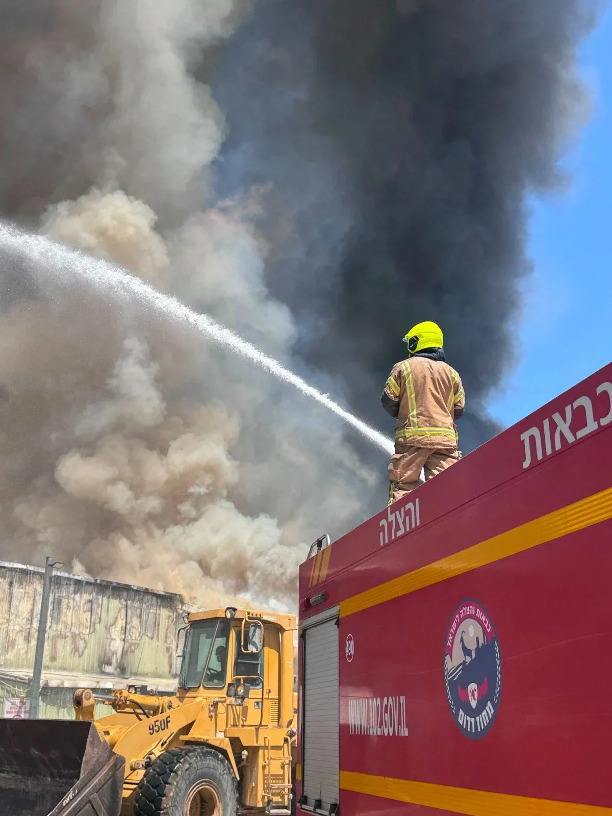 השריפה הענקית בשדרות: אלפי טונות של תפוחי אדמה ומחסן של שטראוס עלו באש