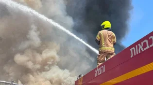 השריפה הענקית בשדרות: אלפי טונות של תפוחי אדמה ומחסן של שטראוס עלו באש