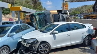 משאית התהפכה בכביש 1: אישה חולצה במצב קשה, ארבעה כלי רכב נפגעו