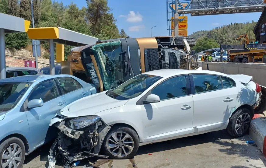 משאית התהפכה בכביש 1: אישה חולצה במצב קשה, ארבעה כלי רכב נפגעו משאית התהפכה בכביש 1: אישה חולצה במצב קשה, ארבעה כלי רכב נפגעו