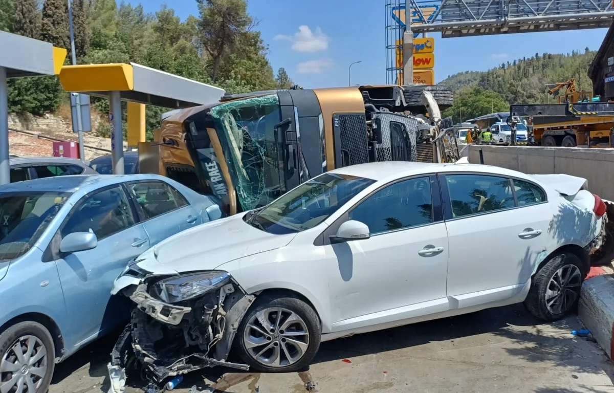 משאית התהפכה בכביש 1: אישה חולצה במצב קשה, ארבעה כלי רכב נפגעו משאית התהפכה בכביש 1: אישה חולצה במצב קשה, ארבעה כלי רכב נפגעו