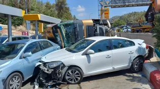 משאית התהפכה בכביש 1: אישה חולצה במצב קשה, ארבעה כלי רכב נפגעו
