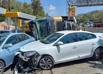 משאית התהפכה בכביש 1: אישה חולצה במצב קשה, ארבעה כלי רכב נפגעו משאית התהפכה בכביש 1: אישה חולצה במצב קשה, ארבעה כלי רכב נפגעו