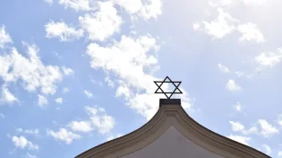 הלם בצרפת: המתפללים הגיעו לבר מצווה וגילו שכל ספרי התורה נגנבו
