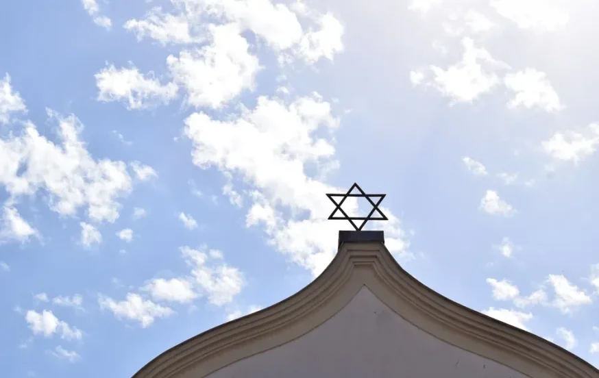 הלם בצרפת: המתפללים הגיעו לבר מצווה וגילו שכל ספרי התורה נגנבו