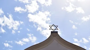 הלם בצרפת: המתפללים הגיעו לבר מצווה וגילו שכל ספרי התורה נגנבו