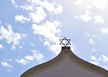 הלם בצרפת: המתפללים הגיעו לבר מצווה וגילו שכל ספרי התורה נגנבו