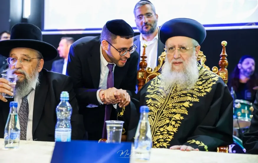 מעמד "ועתה כתבו לכם" ביבנה בהשתתפות הראשון לציון הרב דוד יוסף שליט"א (צילום: מאיר זליזניק) מעמד "ועתה כתבו לכם" ביבנה בהשתתפות הראשון לציון הרב דוד יוסף שליט"א (צילום: מאיר זליזניק)