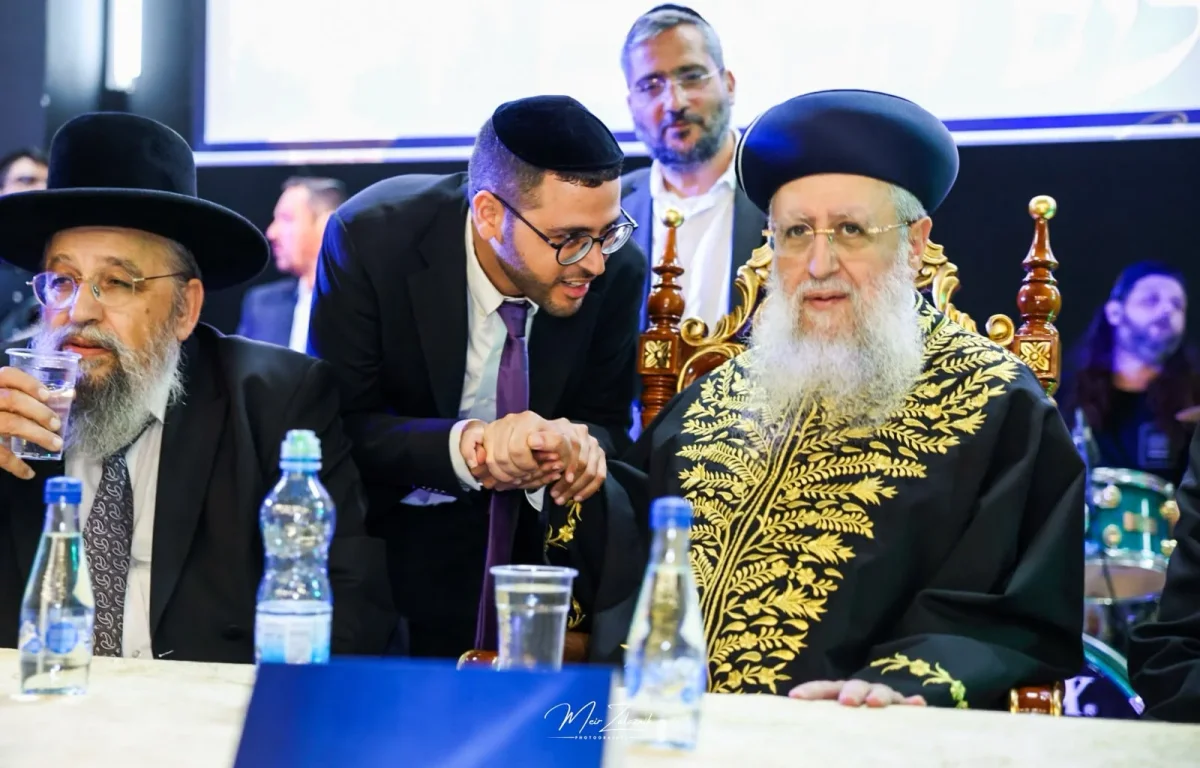 מעמד "ועתה כתבו לכם" ביבנה בהשתתפות הראשון לציון הרב דוד יוסף שליט"א (צילום: מאיר זליזניק) מעמד "ועתה כתבו לכם" ביבנה בהשתתפות הראשון לציון הרב דוד יוסף שליט"א (צילום: מאיר זליזניק)