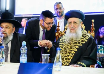 מעמד "ועתה כתבו לכם" ביבנה בהשתתפות הראשון לציון הרב דוד יוסף שליט"א (צילום: מאיר זליזניק) מעמד "ועתה כתבו לכם" ביבנה בהשתתפות הראשון לציון הרב דוד יוסף שליט"א (צילום: מאיר זליזניק)