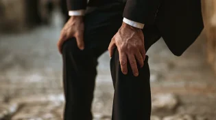 שמונה שעות אחרי שפגש את המקובל, הכאבים נעלמו כלא היו