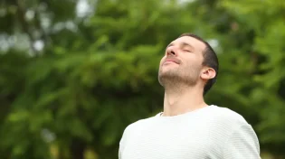 רוצים לשמור על המוח חד? ייתכן שזה קשור דווקא לאוויר שאתם נושמים