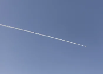 ניסוי מתוכנן במערכת "חץ": זו הסיבה לשובל העשן שנראה בשמי ישראל ניסוי מתוכנן במערכת "חץ": זו הסיבה לשובל העשן שנראה בשמי ישראל