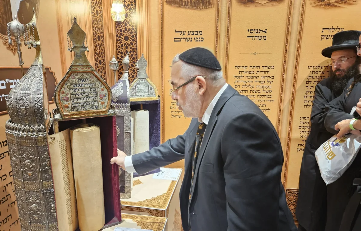 אוצר הקהילה נחשף: רב קהילת משהד התרגש מול ספר התורה העתיק אוצר הקהילה נחשף: רב קהילת משהד התרגש מול ספר התורה העתיק