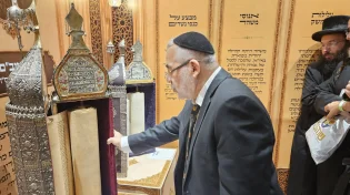 אוצר הקהילה נחשף: רב קהילת משהד התרגש מול ספר התורה העתיק