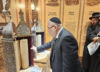 אוצר הקהילה נחשף: רב קהילת משהד התרגש מול ספר התורה העתיק אוצר הקהילה נחשף: רב קהילת משהד התרגש מול ספר התורה העתיק