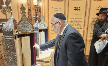 אוצר הקהילה נחשף: רב קהילת משהד התרגש מול ספר התורה העתיק
