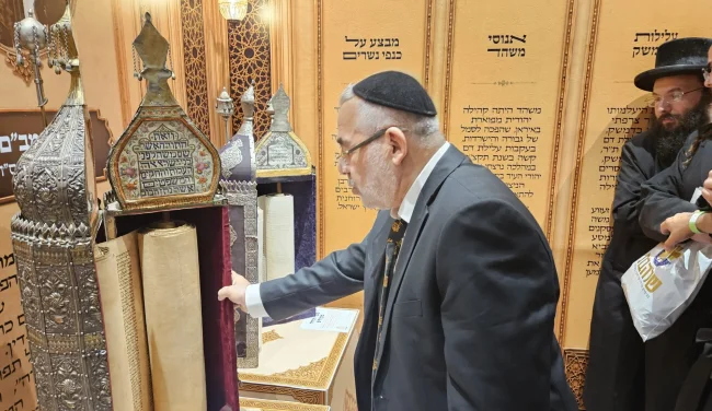 אוצר הקהילה נחשף: רב קהילת משהד התרגש מול ספר התורה העתיק