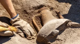 פתחו קבר עתיק בסין ונדהמו: בתוך הכד חיכתה להם בירה בת יותר מ-2,200 שנה